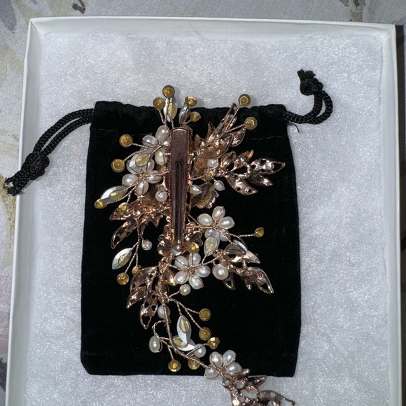 Cubic Zirconia crystal hair clip. - Picture 2 of 4